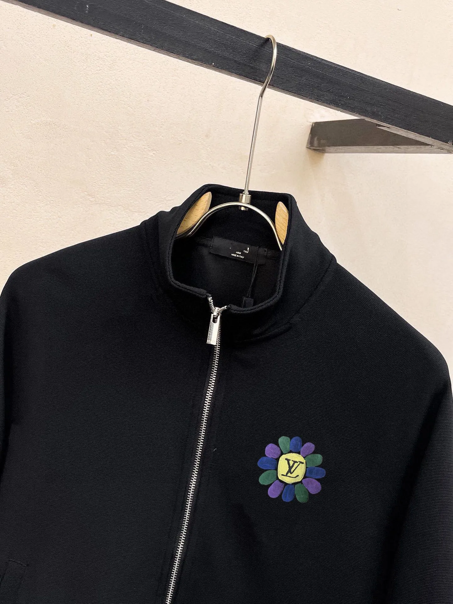🅿️420 direct batch [LV Louis Vuitton] (Fat Man Gospel) hot-selling suit is coming. Focus on the original version of the official website. 2025 new hot-selling cardigan and sweatshirt suit. The original order is the best. 🇭🇰The meticulous work of top designers. Just for a fitting and perfect upper body effect. 100% natural high-quality Roman cotton, close-fitting comfort, noble and elegant! Original hardware embodies elegance and nobility! Counter size: M-5XL (maximum wear up to 220 pounds)